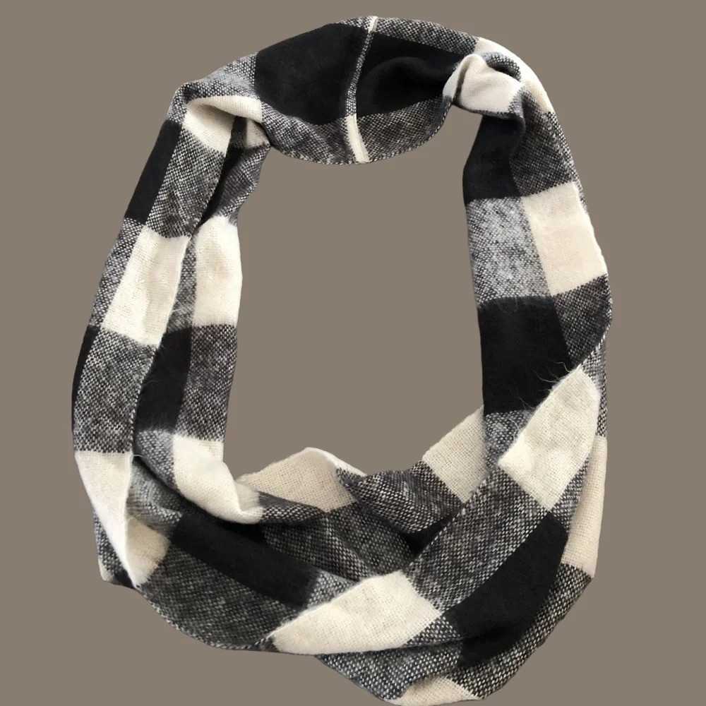 Loft Acrylic Fuzzy Buffalo Check Infinity Loop Scarf Warm Cozy‎ Plaid